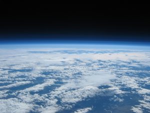 Dat kleine blauwe randje is de atmosfeer van de aarde.